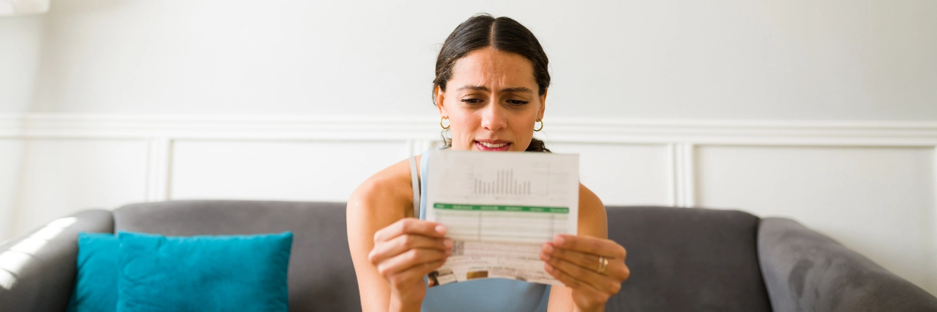 elektrik faturasına bakan mutsuz kadın