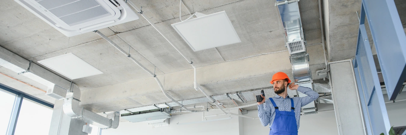 havalandırma sistemi kuran çalışan