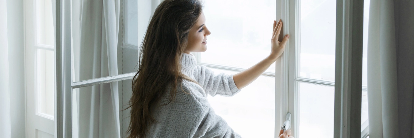 pencereyi açan kadın